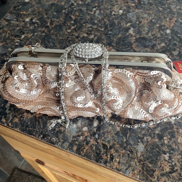 Clutch - Picture 2 of 5